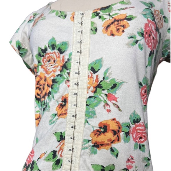 Kimchi Blue Hook and Eye Front Floral Tee size M - Picture 4 of 14